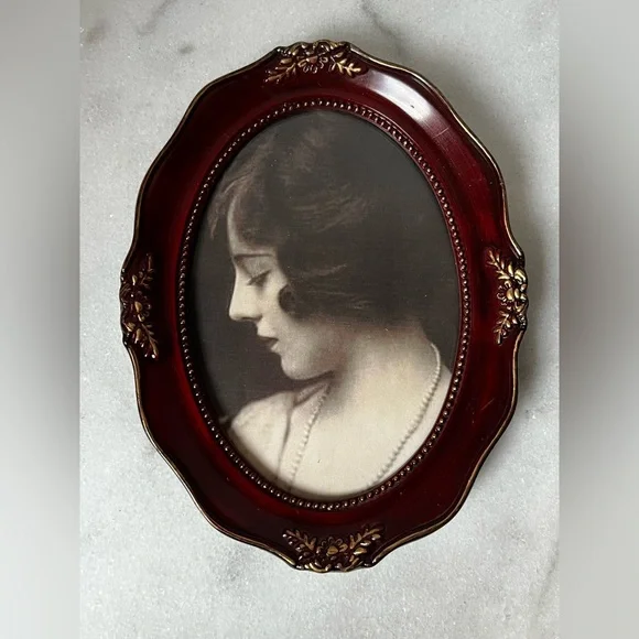 Vintage Oval Ornate brown/reddish Gilded wall Picture Frame.. - Picture 4 of 8